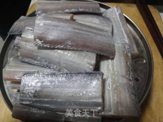 红烧带鱼的做法步骤：1