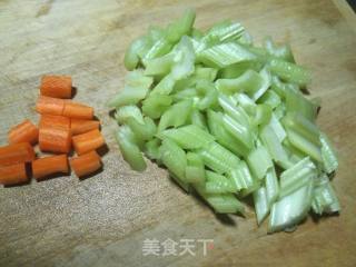 木耳炝西芹的做法步骤：2