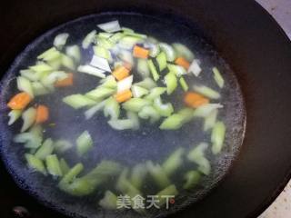 木耳炝西芹的做法步骤：3