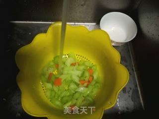 木耳炝西芹的做法步骤：4