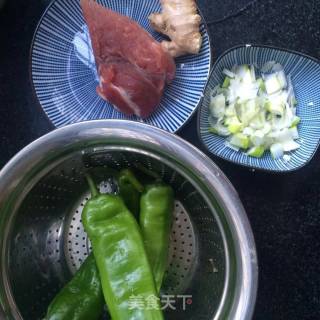 青椒炒肉丝的做法步骤：1