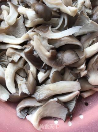 平菇葱爆海参的做法步骤：3