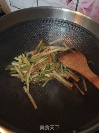 平菇葱爆海参的做法步骤：10