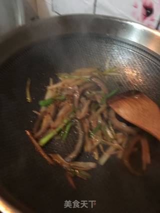平菇葱爆海参的做法步骤：12