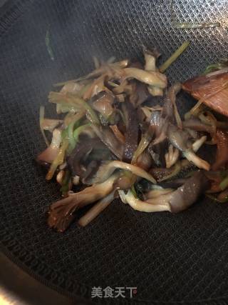 平菇葱爆海参的做法步骤：13
