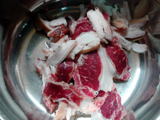 马蹄竹蔗羊肉排骨汤的做法步骤：2