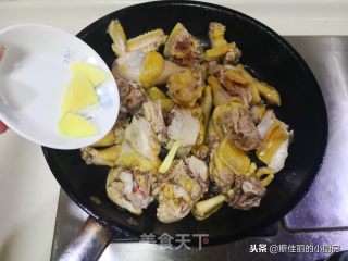 香菇鸡汤米粉的做法步骤：2