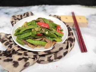 牛肉炒荷兰豆的做法步骤：1