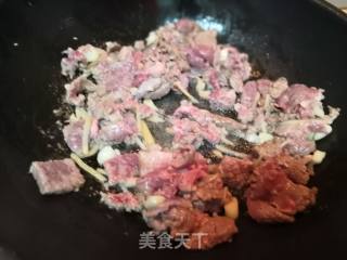牛肉炒荷兰豆的做法步骤：2
