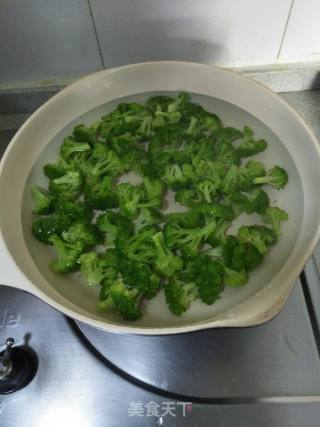 西兰花炒香菇的做法步骤：3