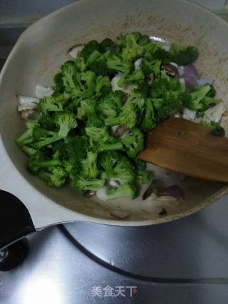 西兰花炒香菇的做法步骤：7