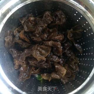 菠菜拌木耳的做法步骤：1