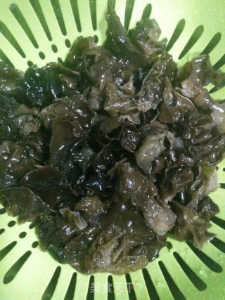 爆腌肉炒木耳的做法步骤：2