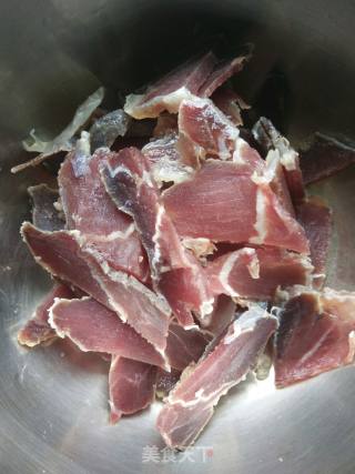 爆腌肉炒木耳的做法步骤：4