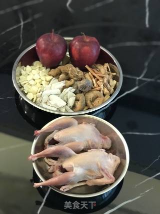 五指毛桃玉竹苹果鹧鸪汤的做法步骤：1