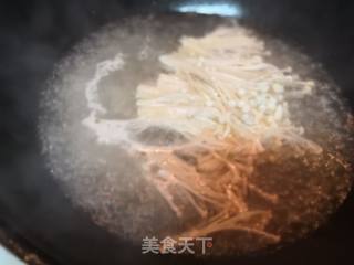 油面筋金针菇牛肉汤的做法步骤：2