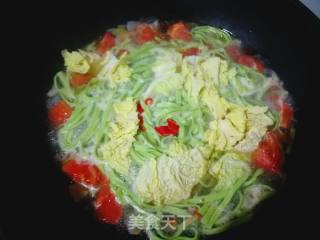 西红柿菜芯菠菜面的做法步骤：7