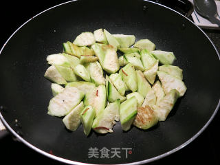叉烧炒丝瓜的做法步骤：4