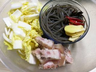 白菜猪肉炖粉条的做法步骤：2