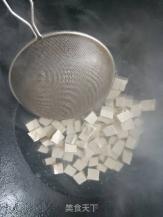 豆瓣酱烧豆腐的做法步骤：2