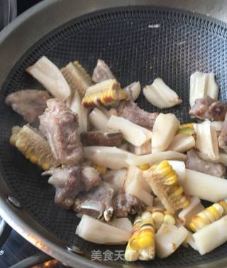 玉米莲藕炖排骨的做法步骤：8
