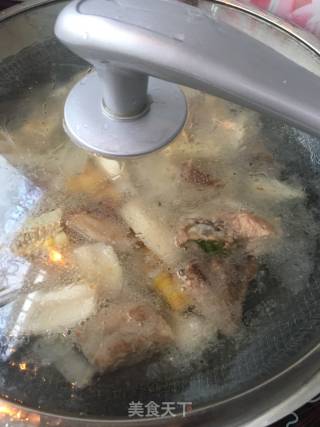 玉米莲藕炖排骨的做法步骤：10