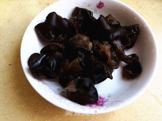 西兰花炒牛肉肠的做法步骤：1