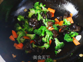 西兰花炒牛肉肠的做法步骤：8
