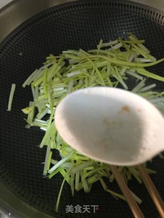鸡蛋炒蒜黄的做法步骤：8