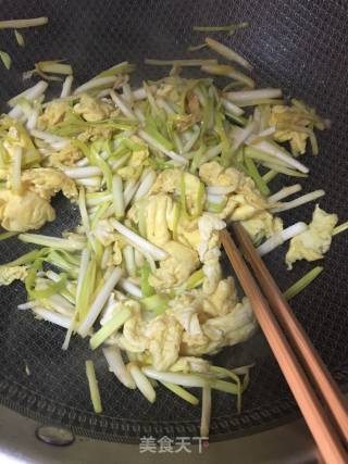 鸡蛋炒蒜黄的做法步骤：10