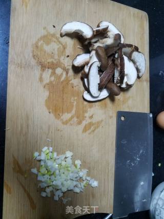 香菇蛋饼的做法步骤：1