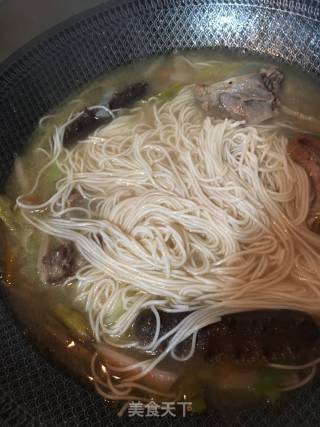 泡菜排骨海参面的做法步骤：15
