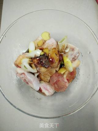 口蘑蒸鸡翅的做法步骤：2
