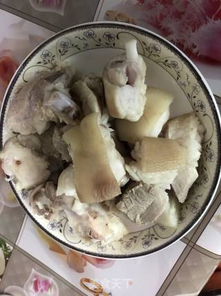 毛豆焖猪脚的做法步骤：1