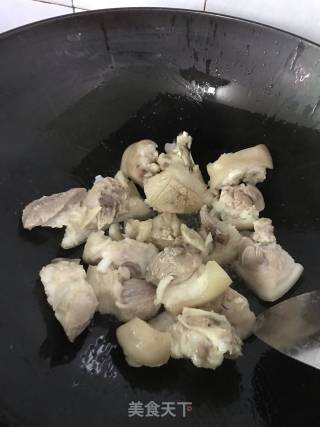 毛豆焖猪脚的做法步骤：2