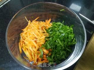 胡萝卜芹菜叶煎饼的做法步骤：1