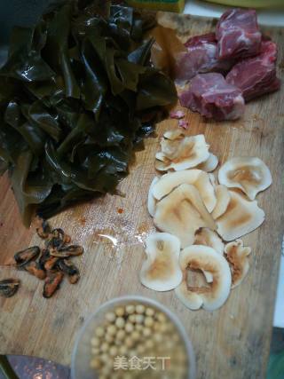 龙骨黄豆海带汤的做法步骤：1