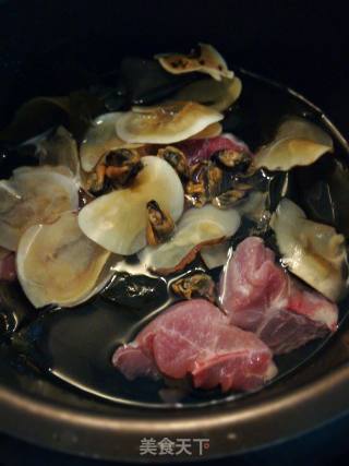 龙骨黄豆海带汤的做法步骤：2