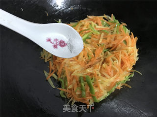 青椒胡萝卜炒土豆丝的做法步骤：7