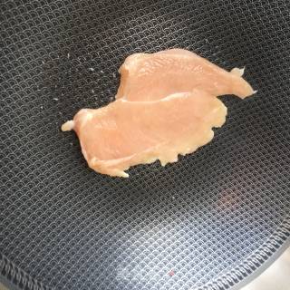煎鸡脯肉牛油果蔬菜沙拉的做法步骤：8