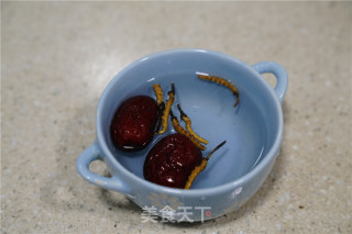 虫草红枣鸡腿汤的做法步骤：3