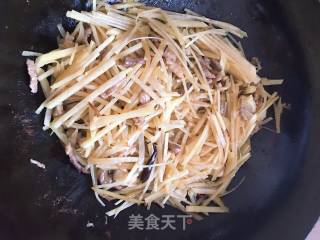 土豆丝烧油面筋的做法步骤：5