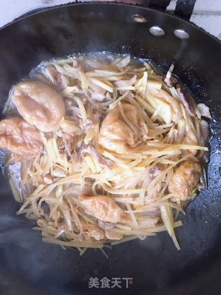 土豆丝烧油面筋的做法步骤：7