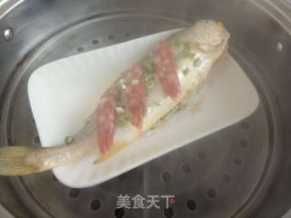 腊肠蒸小黄鱼的做法步骤：4