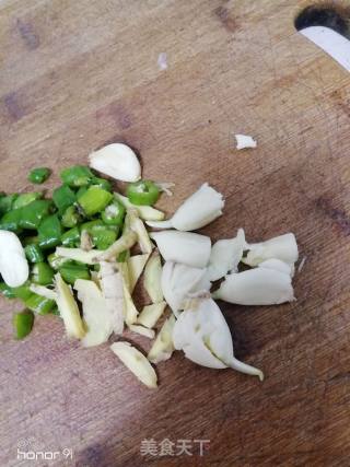 青菜炒鸭血的做法步骤：2