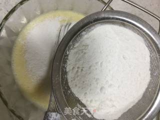 如何制作口感细腻的芒果千层蛋糕的做法步骤：2