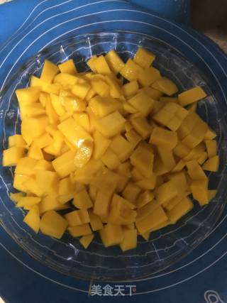 如何制作口感细腻的芒果千层蛋糕的做法步骤：4