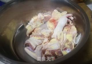 栗子炖公鸡的做法步骤：1