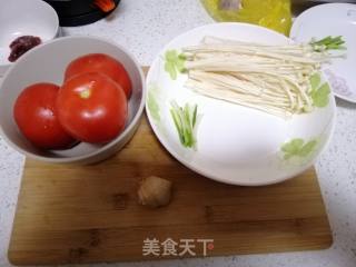 番茄金针菇牛肉的做法步骤：1