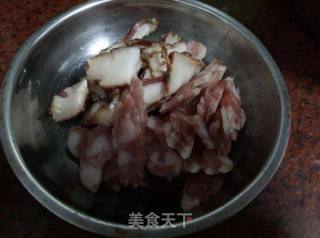 西芹腊味荷兰豆的做法步骤：1